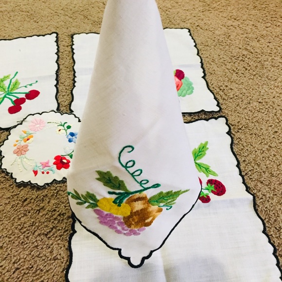 Vintage embroidered handmade linen/cloth bundle - Picture 2 of 5